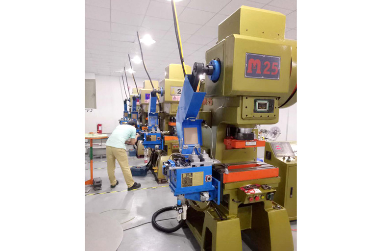 鹏乐成：送料机的保养